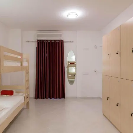 Free Bird - Bed In Six Bed Female Zenska 펜션